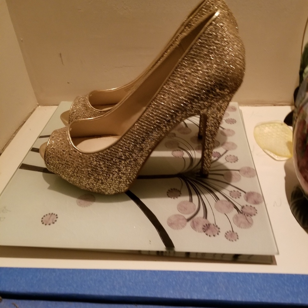Gold glitter peep toe pumps